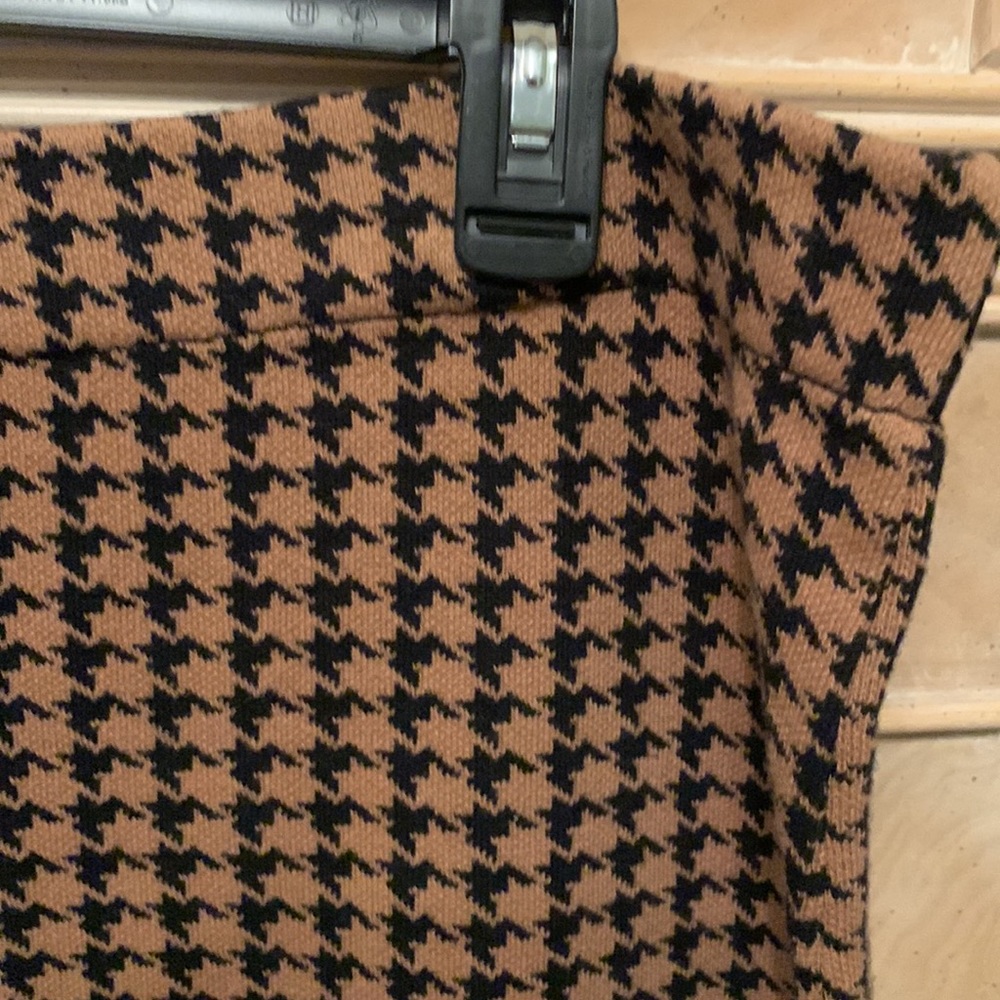 Beautiful skirt, smoke & pet free home - Picture 3 of 7